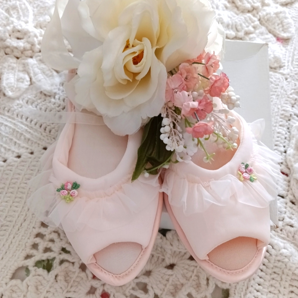 UNWORN, PRECIOUS, PINK BRIDAL SLIPPERS IN ORIGINAL GIFT BOX FROM THE 1950S! - Picture 1 of 15